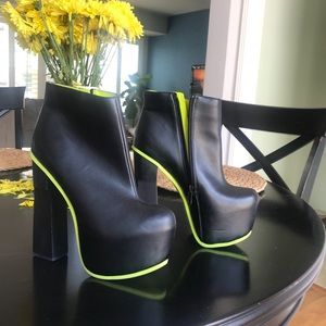 Dolce vita Platform booties!! 🖤💚